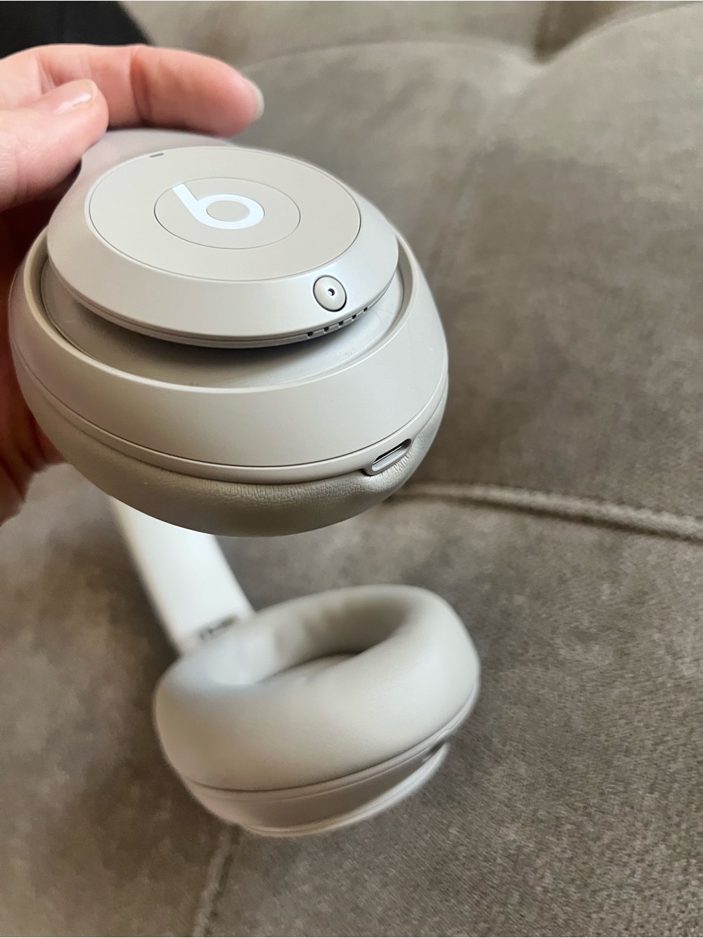 Beats by Dre Over-Ear Headphones in White with Black Case - Picture 5 of 6